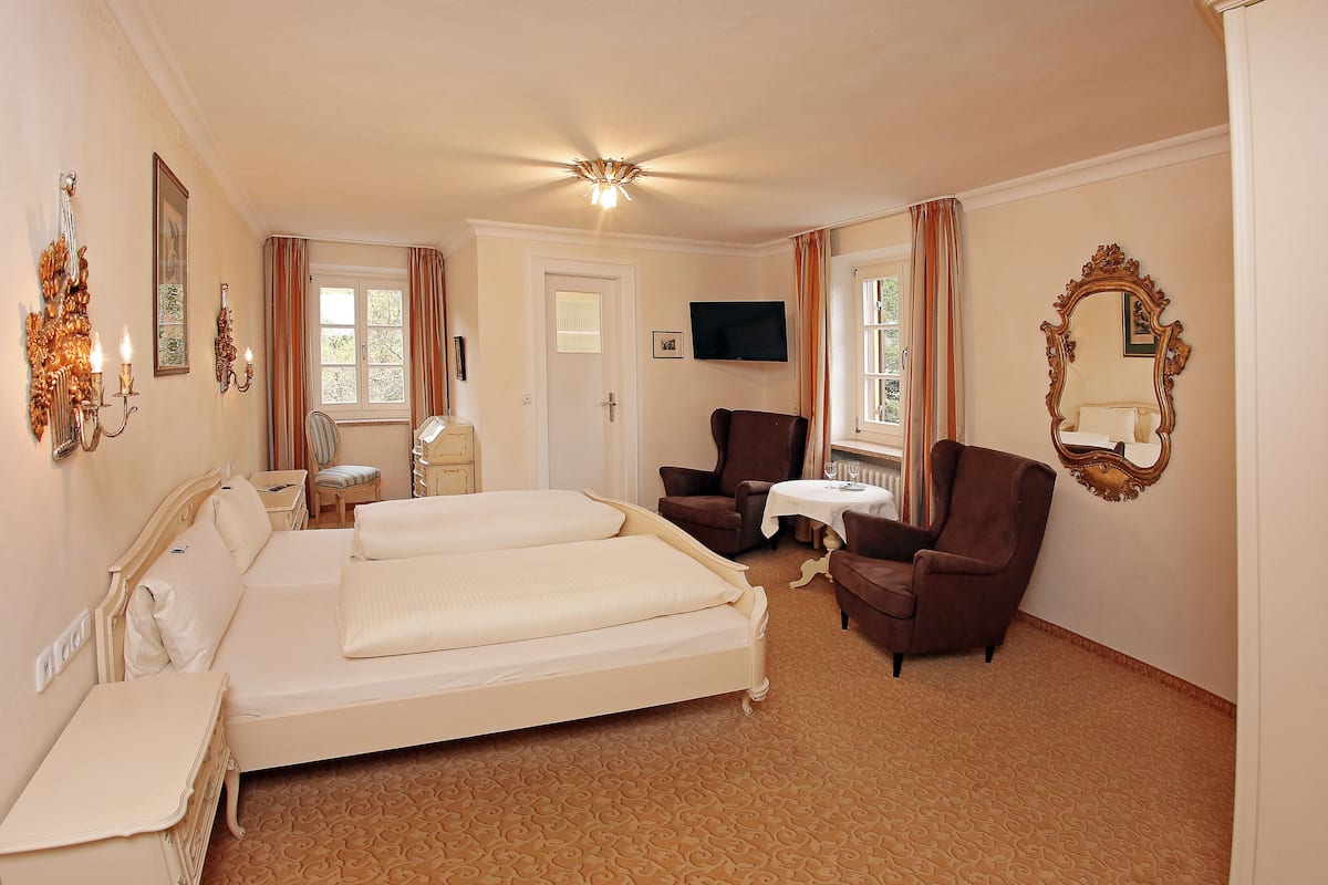 economy double room | in-room safe, desk, soundproofing, free cots/infant beds