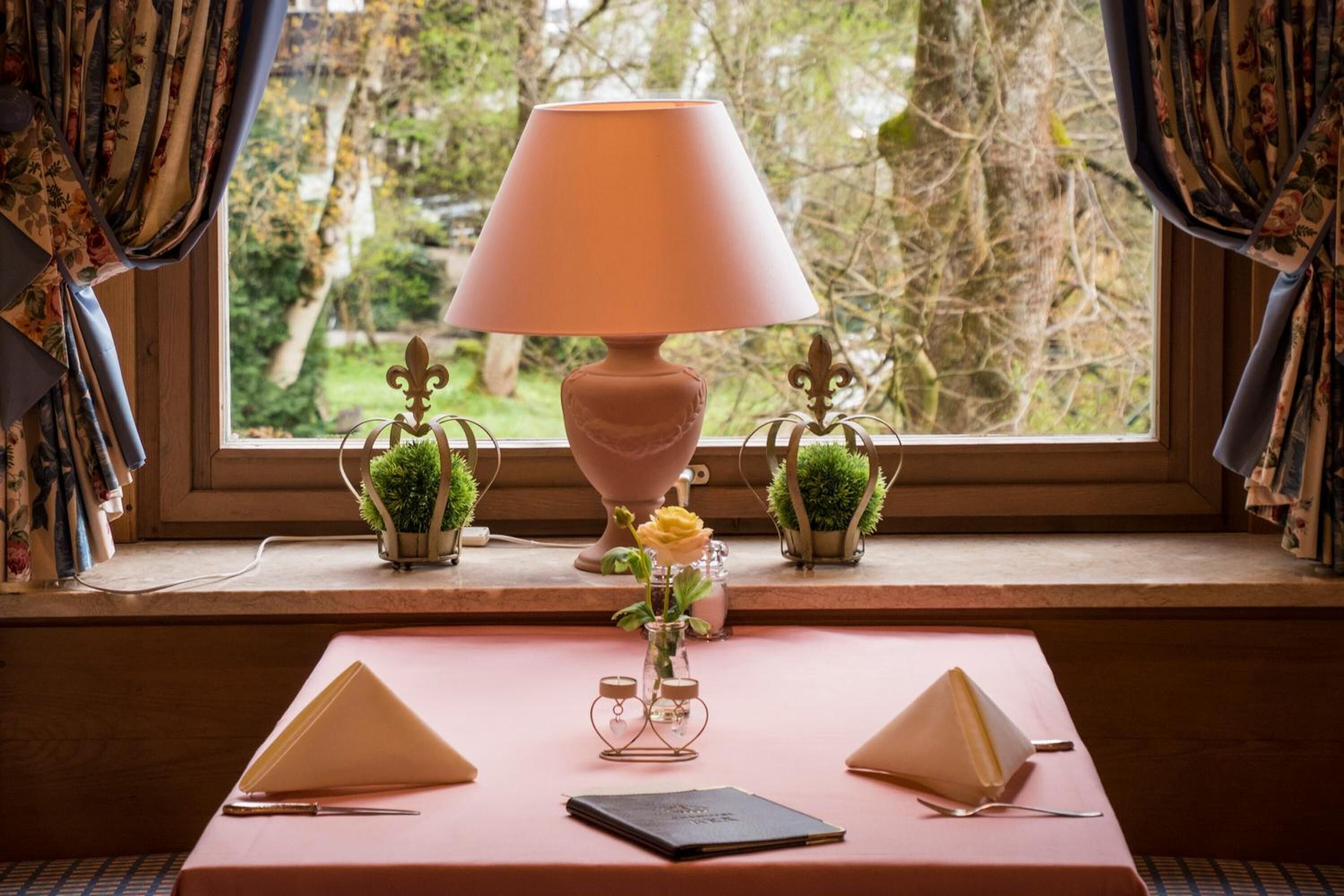 2 restaurants, lunch, dinner served; regional cuisine