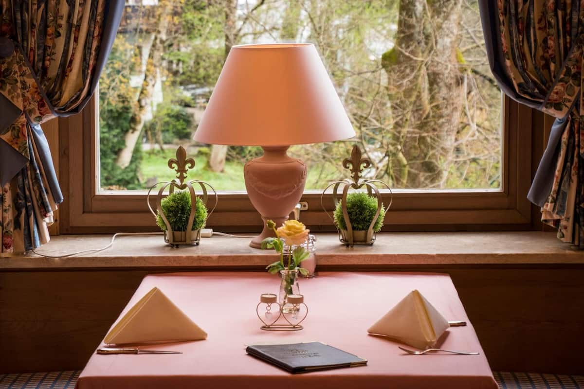 2 restaurants, lunch, dinner served; regional cuisine