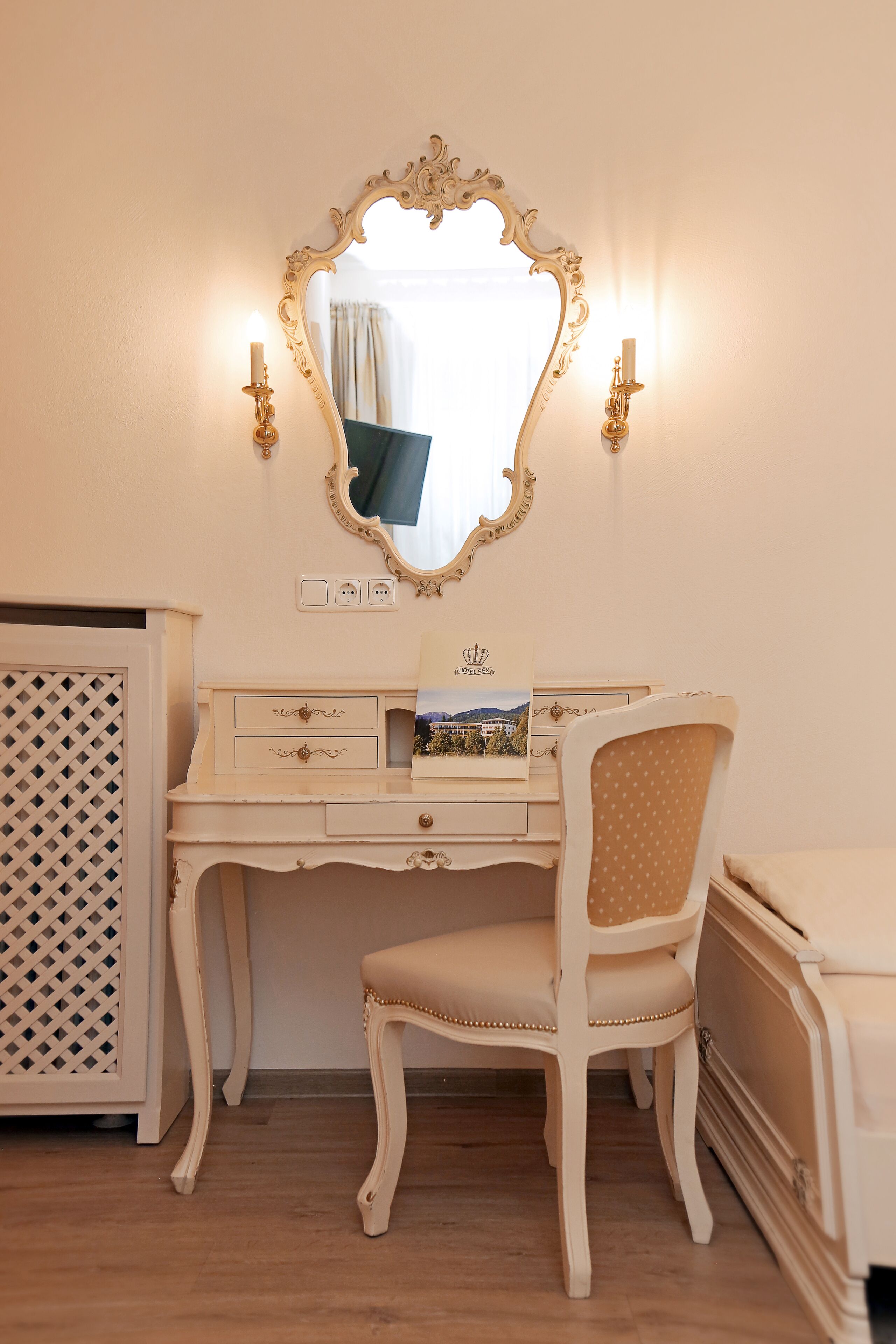 Habitación con tocador, incluyendo un espejo, una mesa de tocador y una silla.