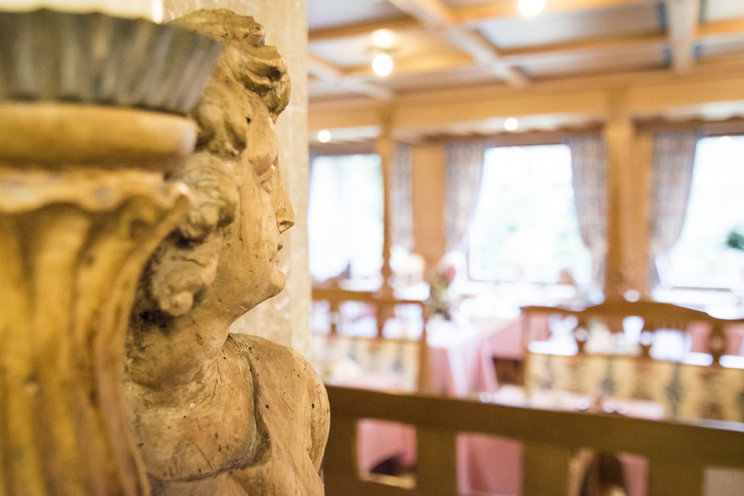 2 restaurants, lunch, dinner served; regional cuisine