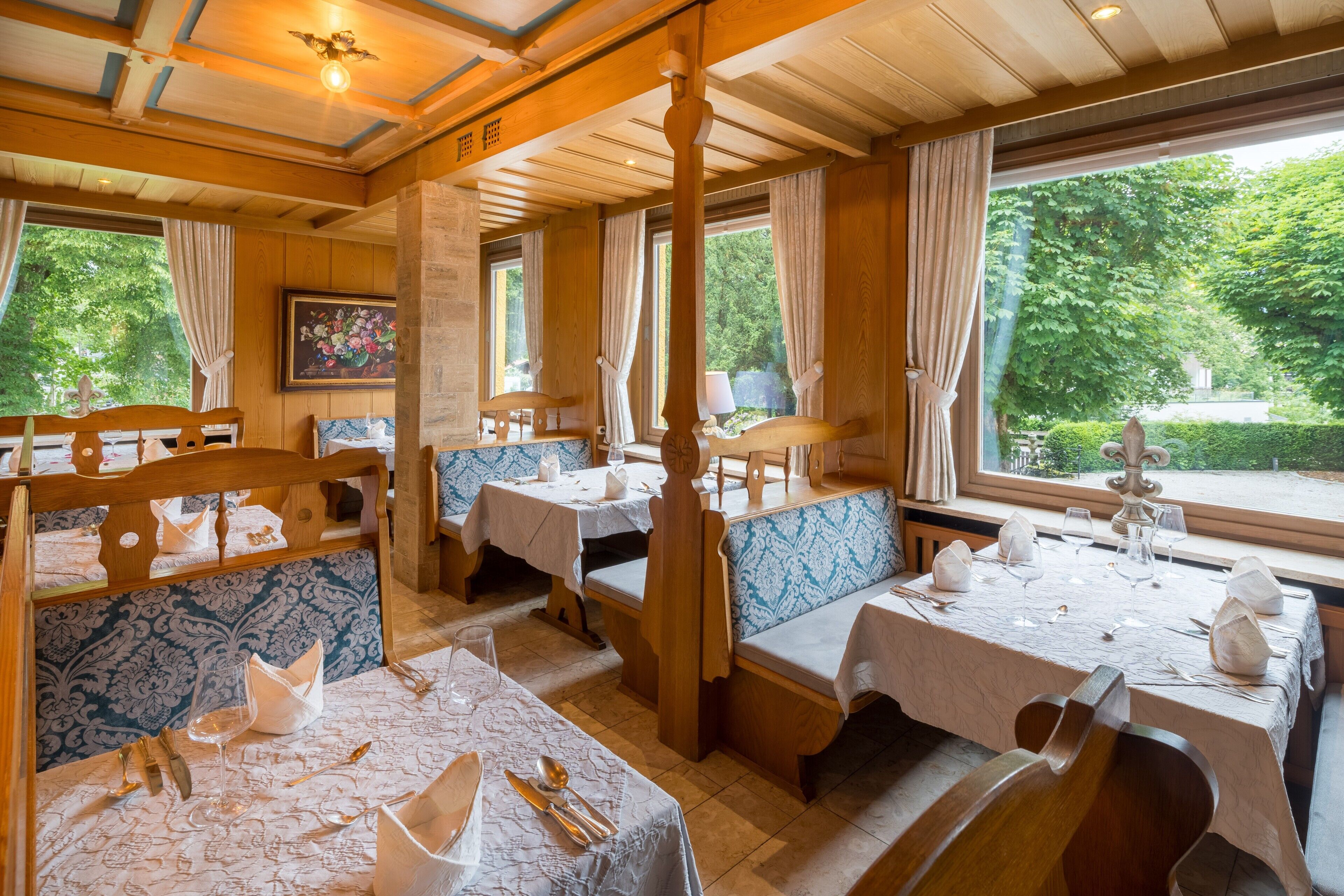 2 restaurants, lunch, dinner served; regional cuisine