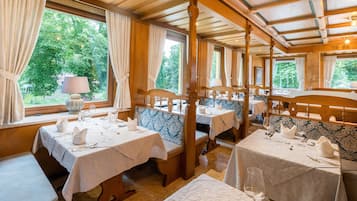 2 restaurantes, se sirven comidas, cenas y cocina regional