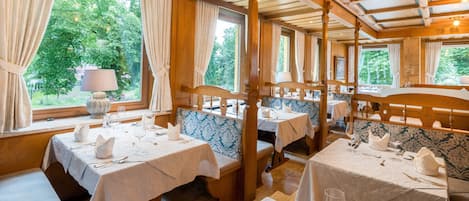 2 restaurants, servant le dßner et le souper; cuisine régionale