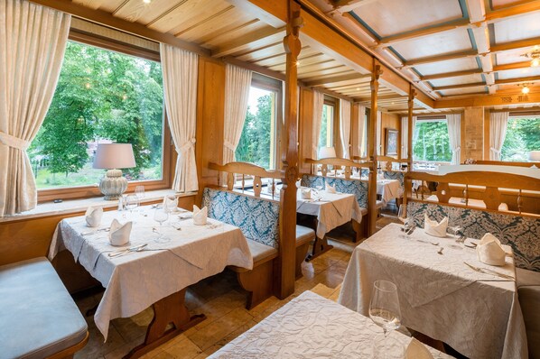 2 restaurants, lunch, dinner served; Regional cuisine 