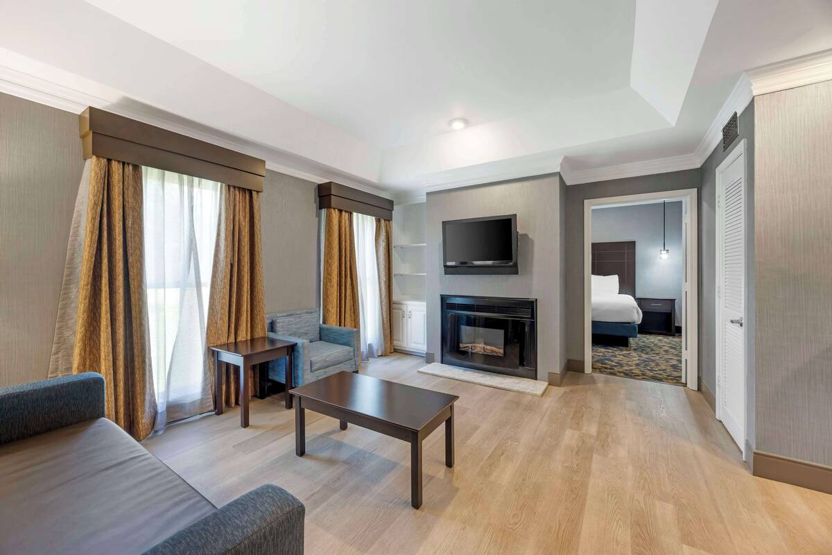 Una sala de estar moderna con sofá, mesa de centro y chimenea.