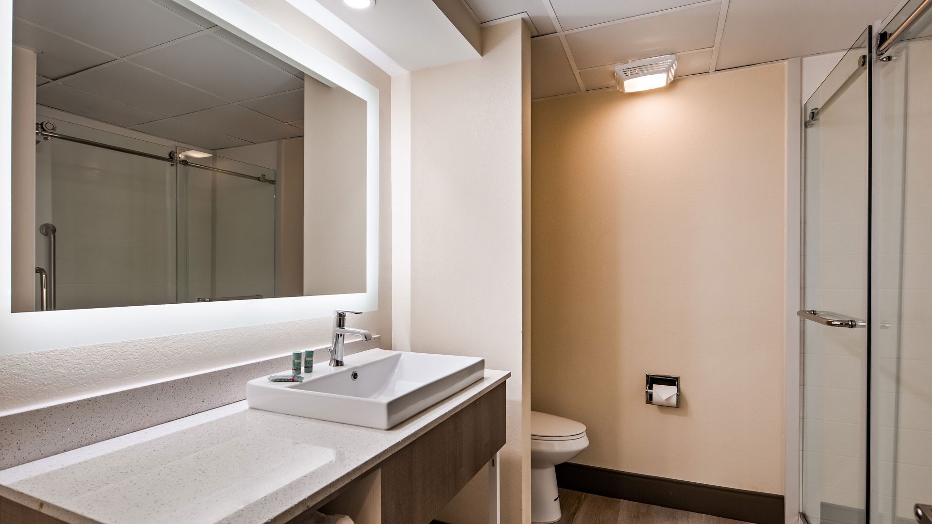 Banheiro | Produtos de toalete grátis, secador de cabelo, toalhas de banho 