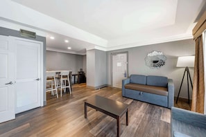 Suite, 2 Queen Beds, Non Smoking, Refrigerator & Microwave | Pillow-top beds, desk, laptop workspace, iron/ironing board - Best Western Brentwood (Brentwood)