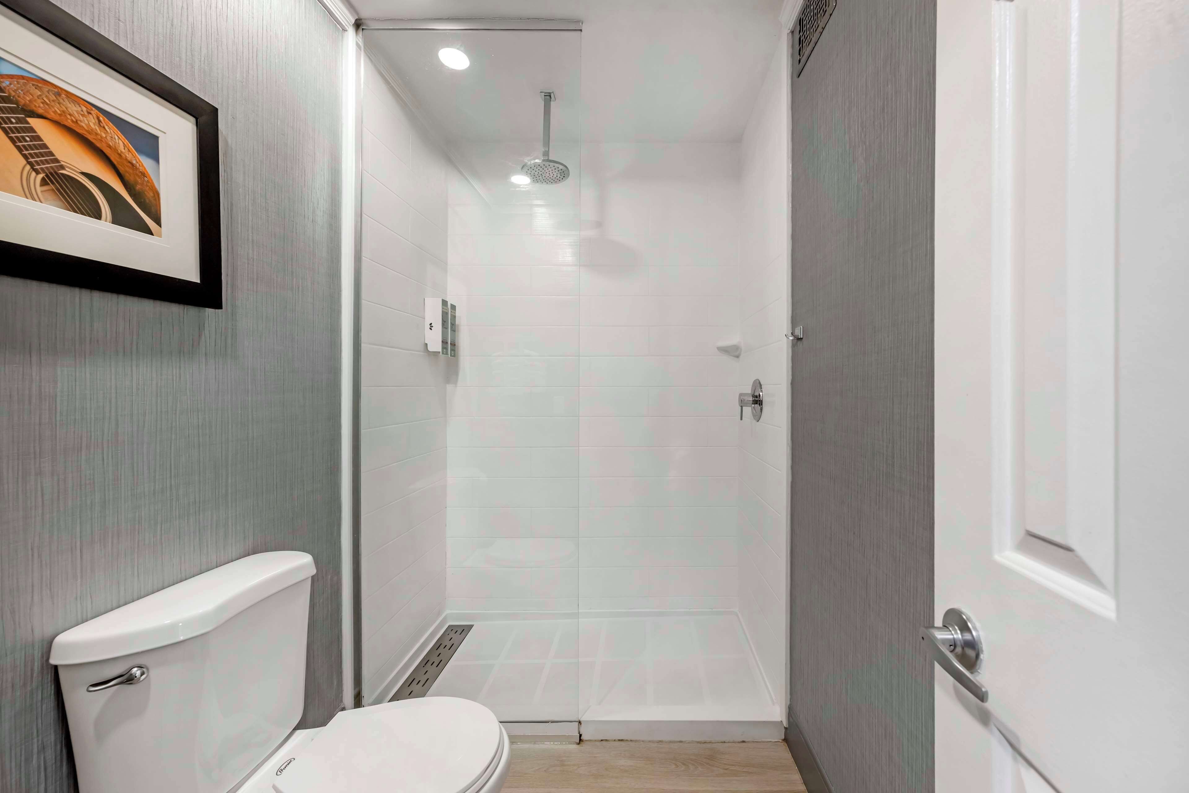 Ilmaiset hygieniatuotteet, hiustenkuivaaja, pyyhkeet, saippua