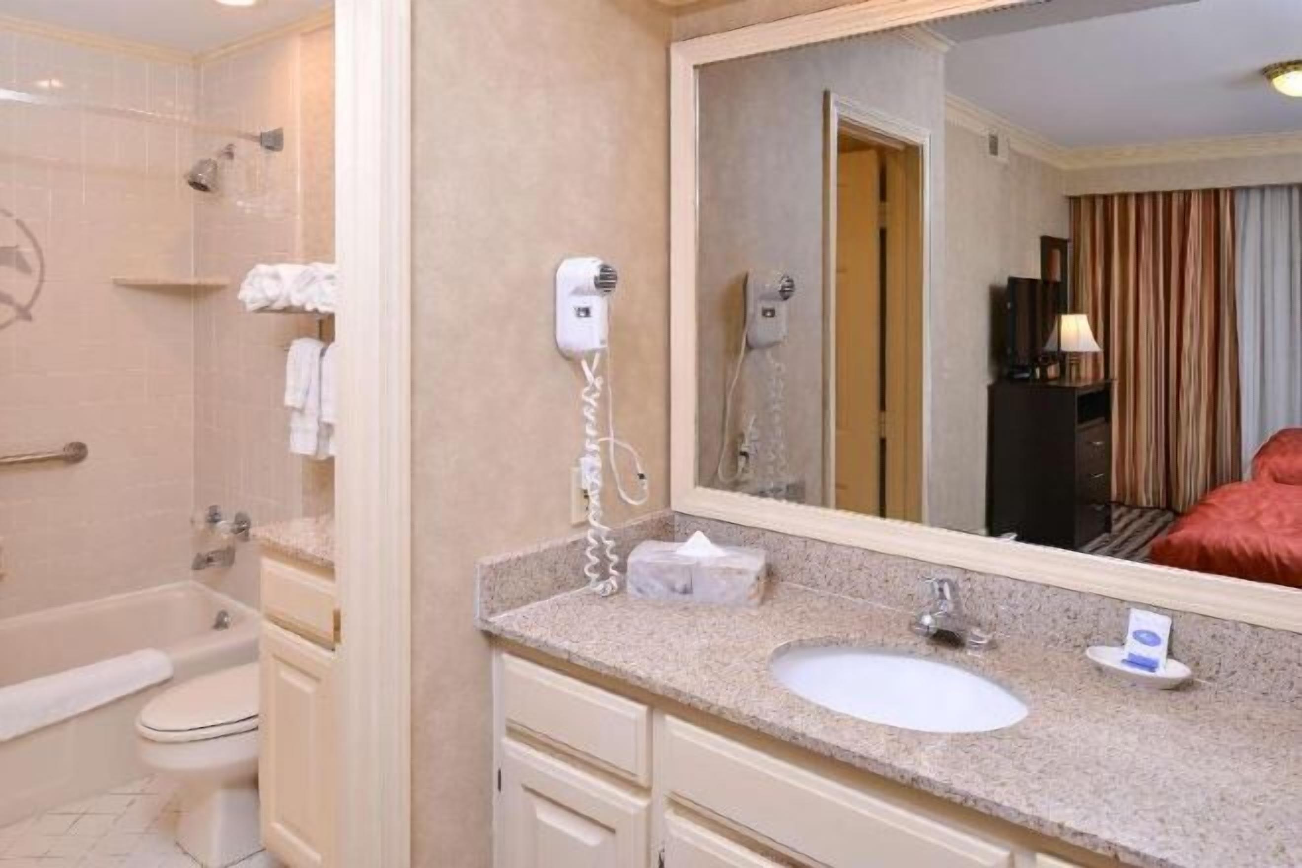 バスルーム | バスアメニティ (無料)、ヘアドライヤー、タオル、石鹸