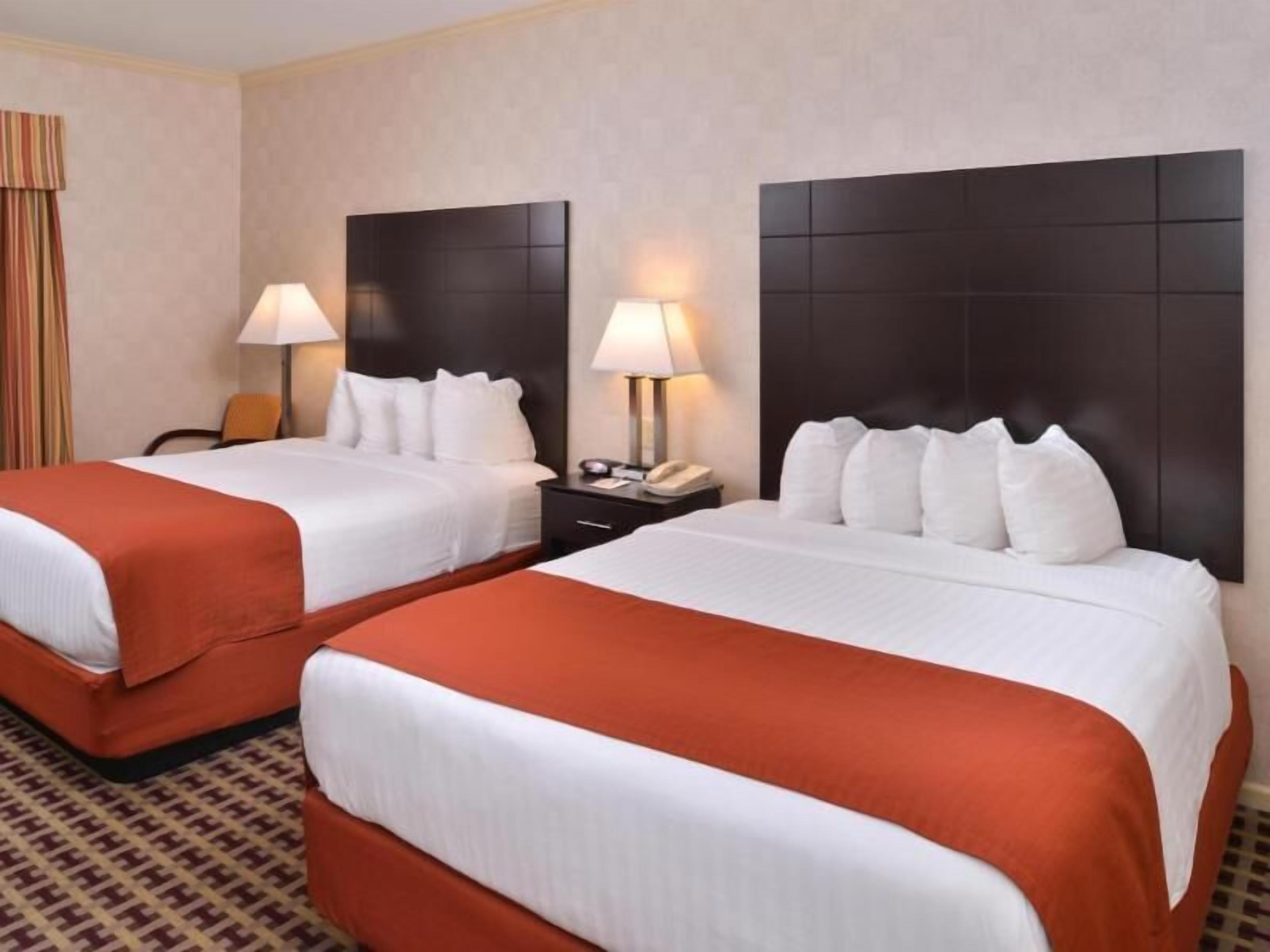 Camas com colchões pillow-top, escrivaninha