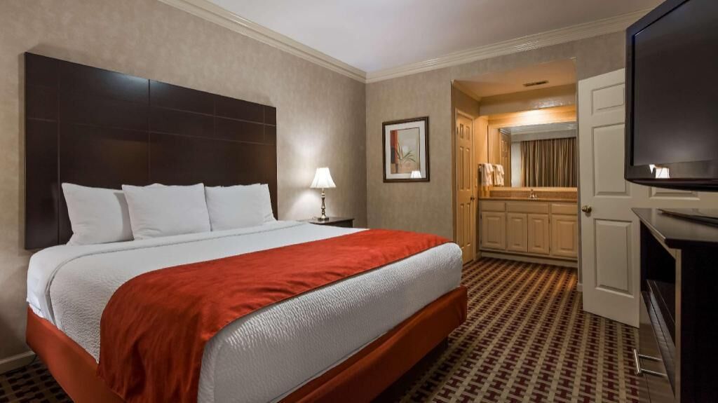 Camas com colchões pillow-top, escrivaninha