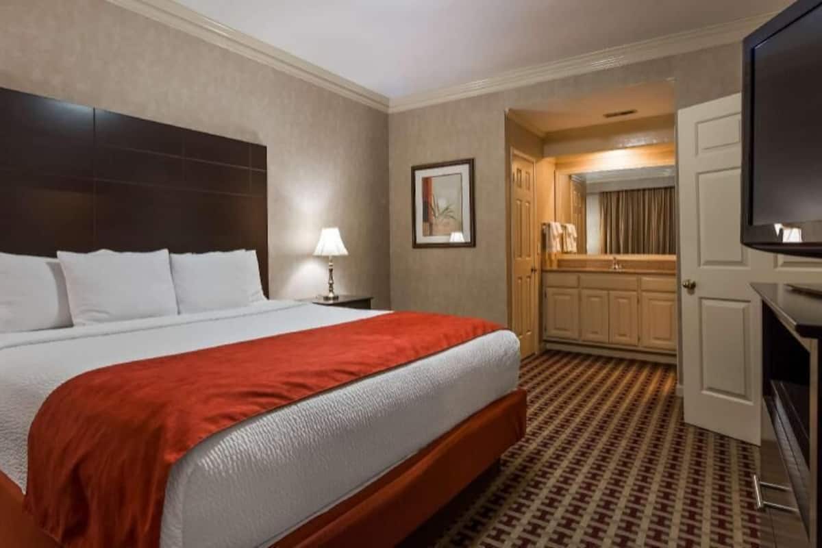 Camas com colchões pillow-top, escrivaninha