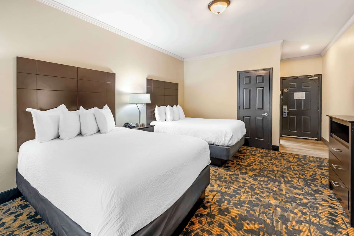 Standard Room, 2 Katil Ratu (Queen), Non Smoking, Refrigerator | Tilam berlapik, meja, ruang kerja komputer riba