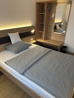 Habitación individual | Ropa de cama hipoalergénica, caja fuerte, escritorio