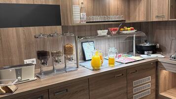 Sarapan prasmanan setiap hari (EUR 10 per orang)