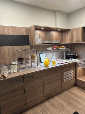 Frokostbuffé hver dag (EUR 10 per person)