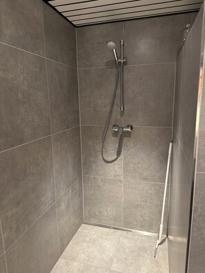 Chambre Quadruple | Salle de bain | Douche, sèche-cheveux, serviettes fournies
