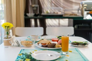 Desayuno buffet todos los días (con cargo)