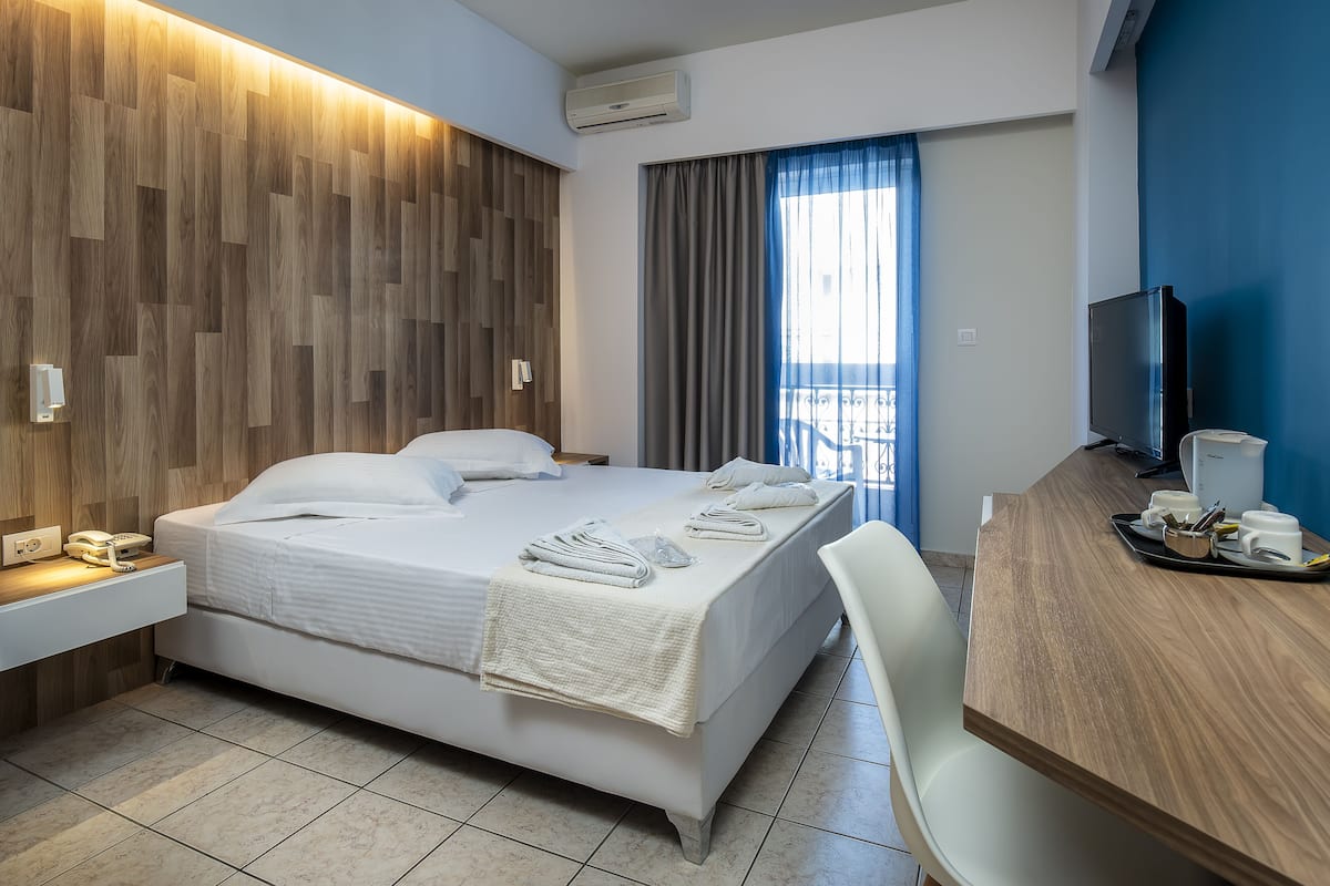 Twin kamer | Lakens van Egyptisch katoen, luxe beddengoed, een bureau