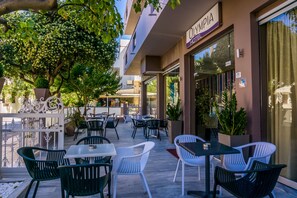 Outdoor dining - Olympia Hotel (Kos)