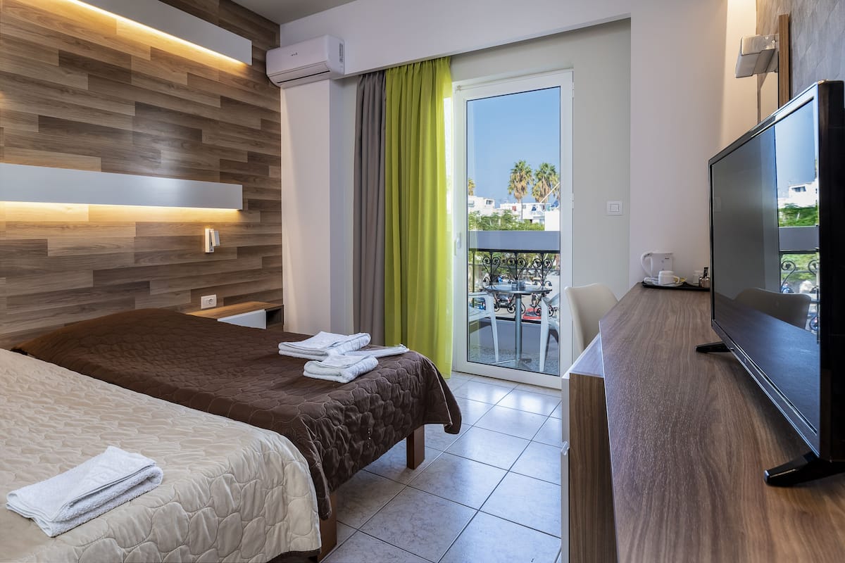 twin room | egyptian cotton sheets, premium bedding, desk, blackout curtains