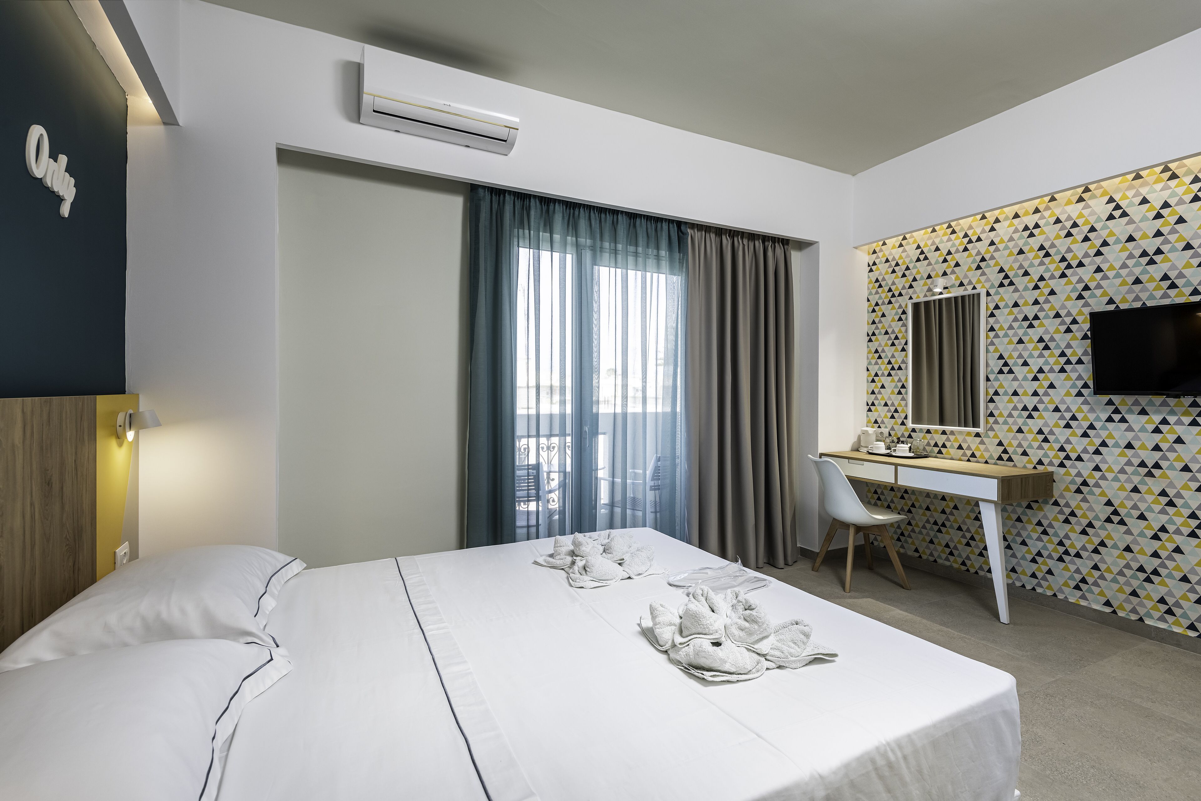 twin room | egyptian cotton sheets, premium bedding, desk, blackout curtains