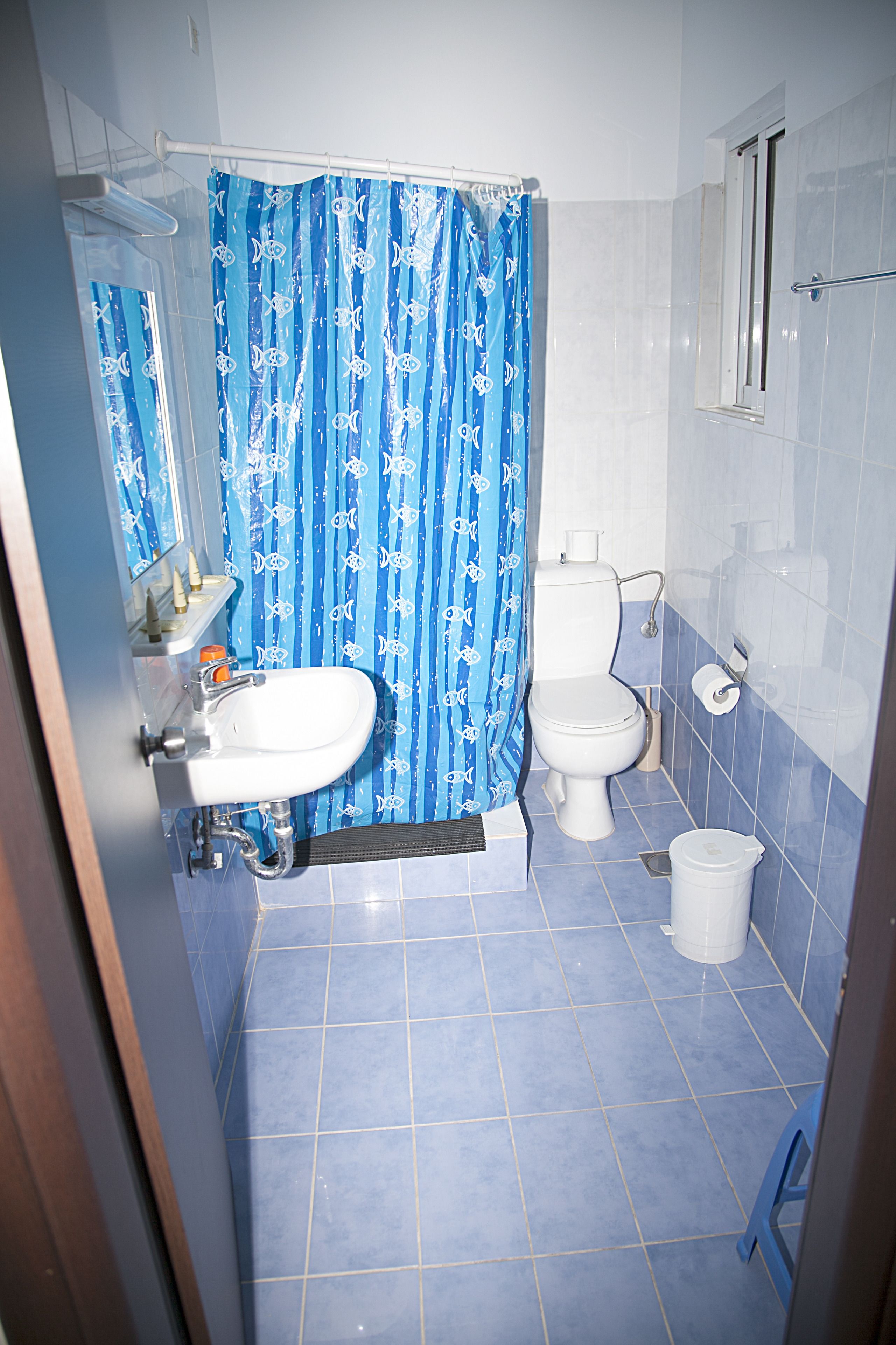 triple room | bathroom | shower, rainfall showerhead, free toiletries, hair dryer