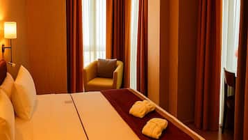 Standard dubbelrum eller tvåbäddsrum | Minibar, värdeförvaringsskåp på rummet och skrivbord