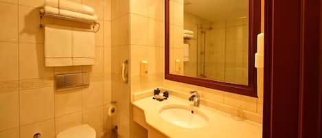 Ein Badezimmer mit Toilette, Waschbecken und Spiegel.
