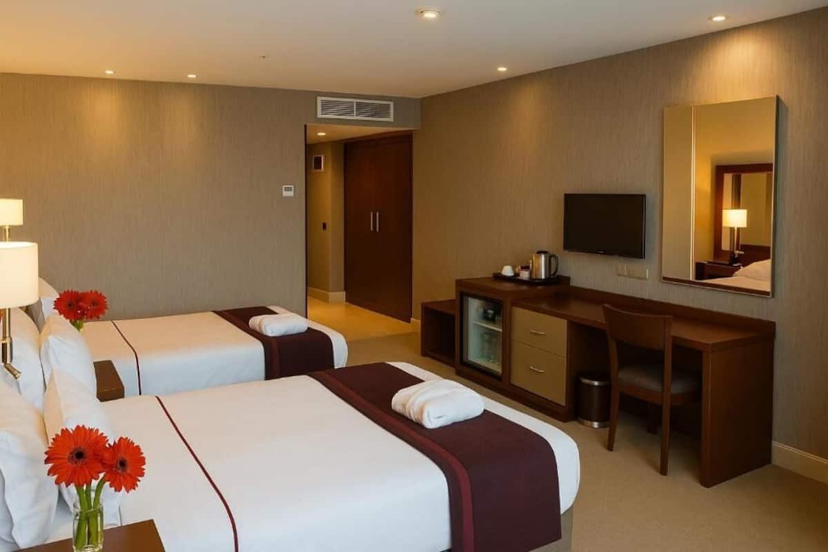 Deluxe Double Room with Extra Bed | 迷你吧、房內夾萬、書桌、熨斗/熨衫板