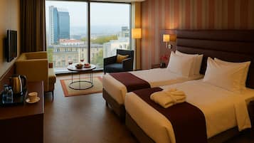 Suite Familiale (Bosphorus View) | Minibar, coffres-forts dans les chambres, bureau