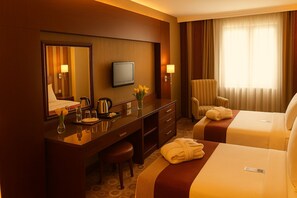 Deluxe Double Room with Extra Bed | Minibar, in-room safe, desk, iron/ironing board - Taksim Gonen Hotel (Istanbul)