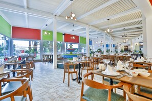 5 間餐廳，供應早餐、午餐和晚餐，墨西哥料理