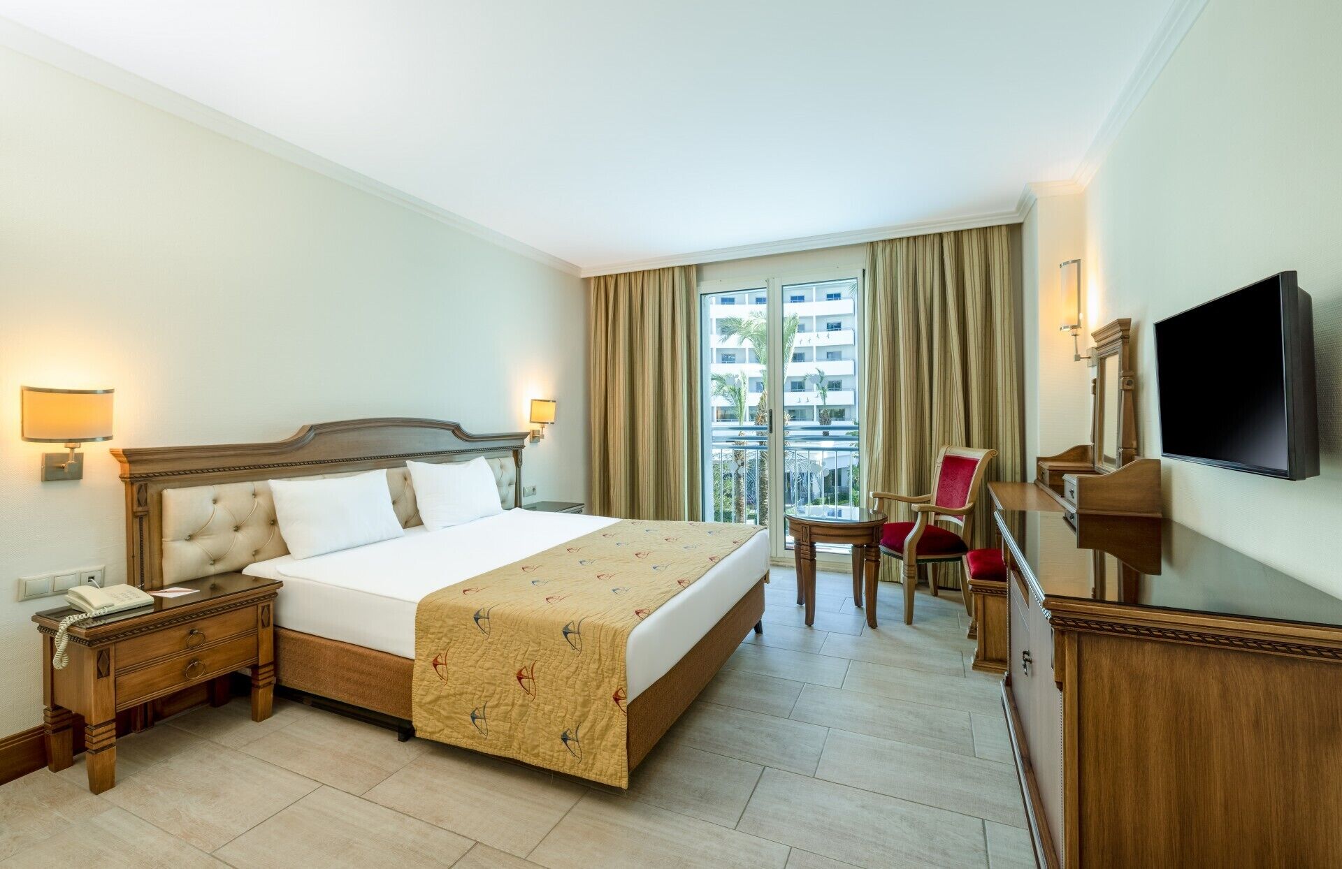 经济客房 | 高档床上用品、迷你吧（备有免费物品）、客房内保险箱、办公桌