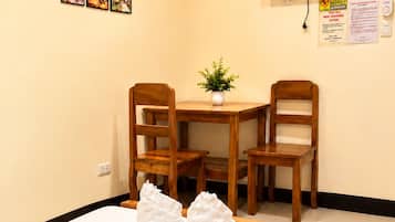 Habitación estándar | Caja fuerte, escritorio, espacio para trabajar con un portátil