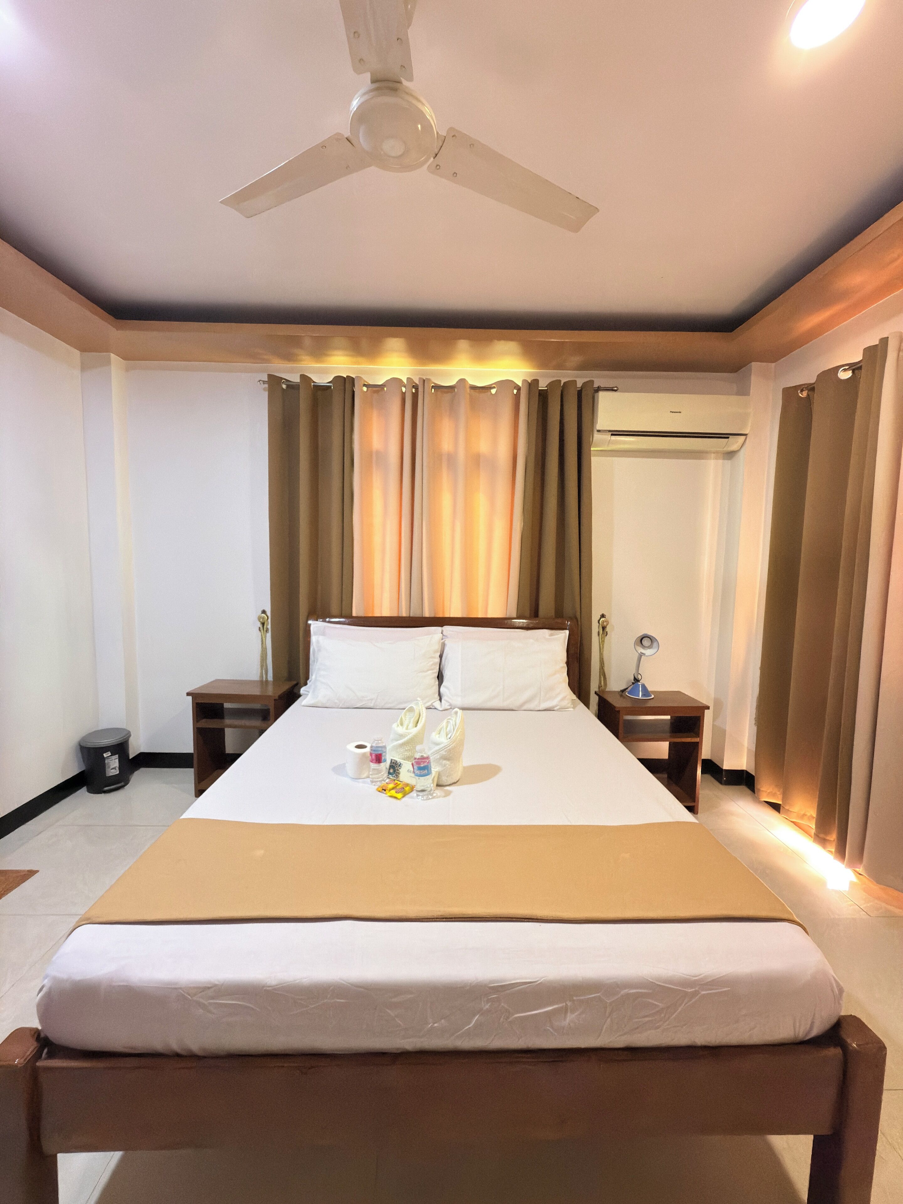 Deluxe-Doppelzimmer | Zimmersafe, Schreibtisch, Verdunkelungsvorhänge, Zustellbetten