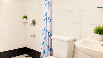 Standardzimmer | Badezimmer | Dusche, Haartrockner, Hausschuhe, Bidet