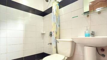 Familienzimmer | Badezimmer | Dusche, Hausschuhe, Bidet, Handtücher