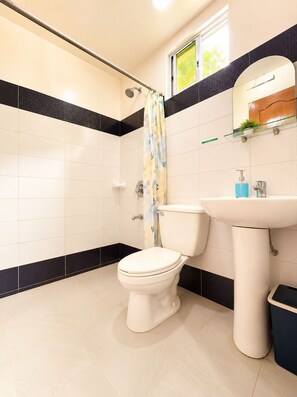 Bathroom - Buena's Haven Travelodge (El Nido)