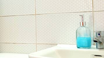 Standard Room | Bathroom