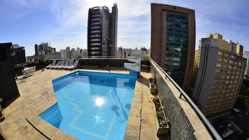 Kolam renang terbuka, kerusi lepak pantai