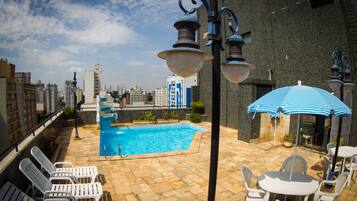 Piscina externa, espreguiçadeiras