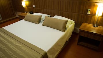 Habitación doble de lujo, 1 cama matrimonial | Minibar, espacio para trabajar con laptop y cortinas blackout