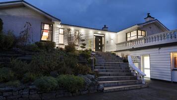 Bagian depan properti - sore/malam