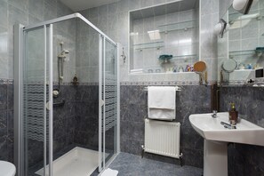 Superior Double Room | Bathroom | Shower, free toiletries, hair dryer, towels