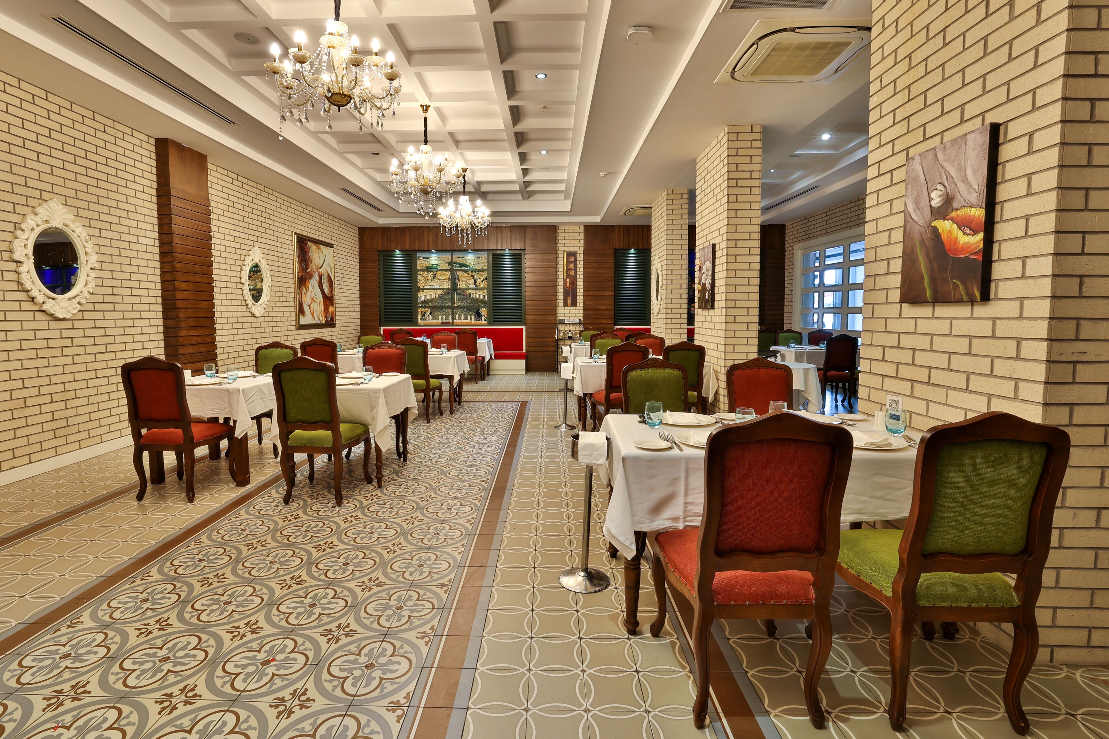 Un restaurant doté d’une grande salle à manger, de nombreuses tables et des chaises.