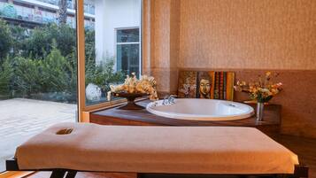 Un sauna, una bañera de hidromasaje, baño turco, baño turco/hammam