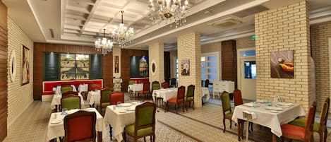 8 restaurants, breakfast, lunch, dinner served; Turkish cuisine