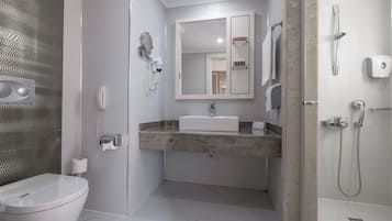 Ein modernes Badezimmer mit Toilette, Waschbecken und Dusche.